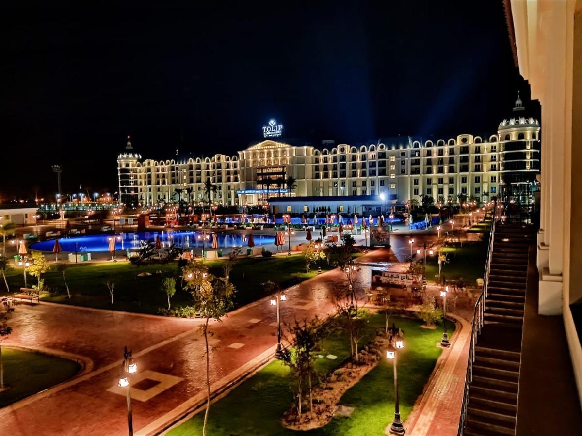 โทลิป อัลฟอร์ซาน ไอส์แลนด์ โฮเต็ล แอนด์ สปา Hotel อิสไมเลีย ภายนอก รูปภาพ The resort at night
