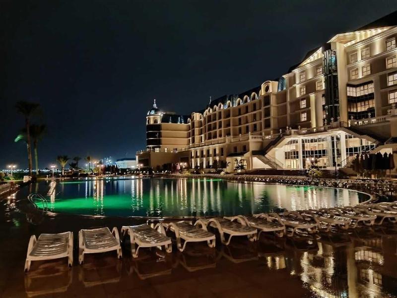 โทลิป อัลฟอร์ซาน ไอส์แลนด์ โฮเต็ล แอนด์ สปา Hotel อิสไมเลีย ภายนอก รูปภาพ The hotel at night