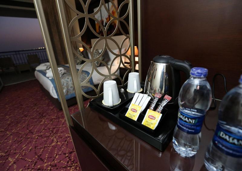 โทลิป อัลฟอร์ซาน ไอส์แลนด์ โฮเต็ล แอนด์ สปา Hotel อิสไมเลีย ภายนอก รูปภาพ Bottled water in a hotel room